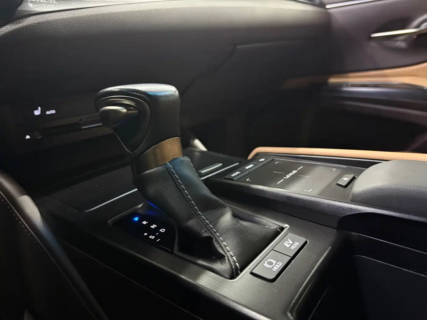 Lexus ES 2020 Model 300h Excellence Edition фото 14