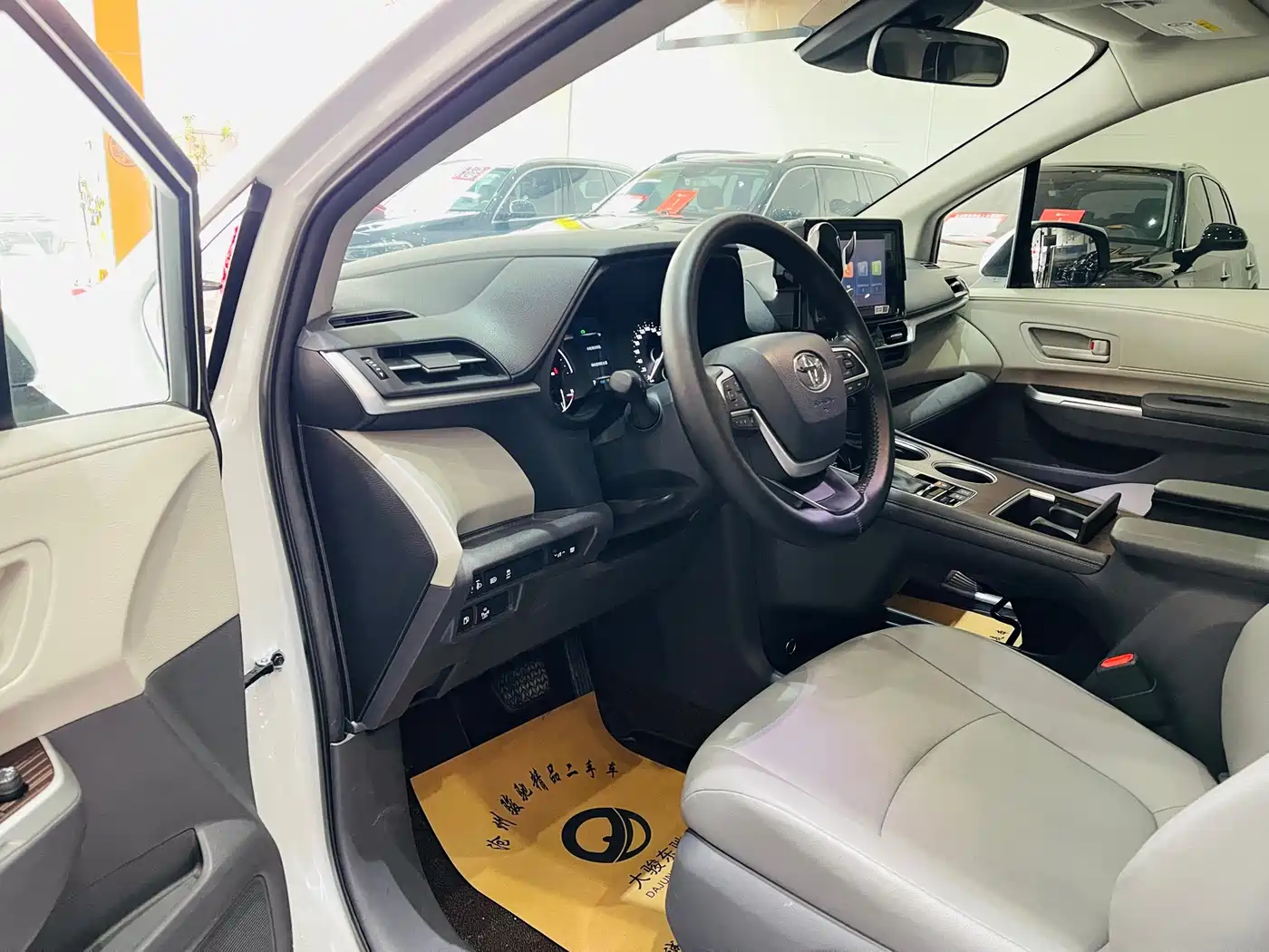 Toyota Granvia 2023 2.5L Hybrid Comfort Edition фото 6