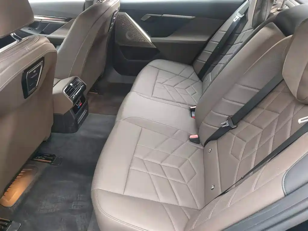 BMW 5 Series 2024 530Li Leading M Sport Package фото 11