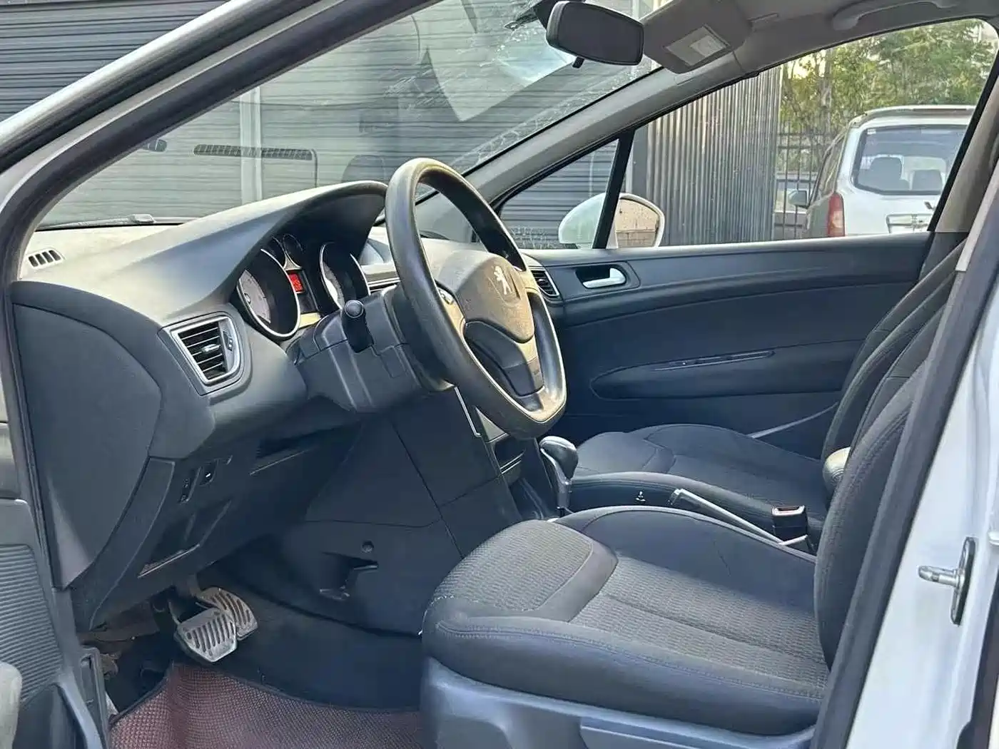 Peugeot 308 2013 Model 1.6L Automatic Superior Style фото 5
