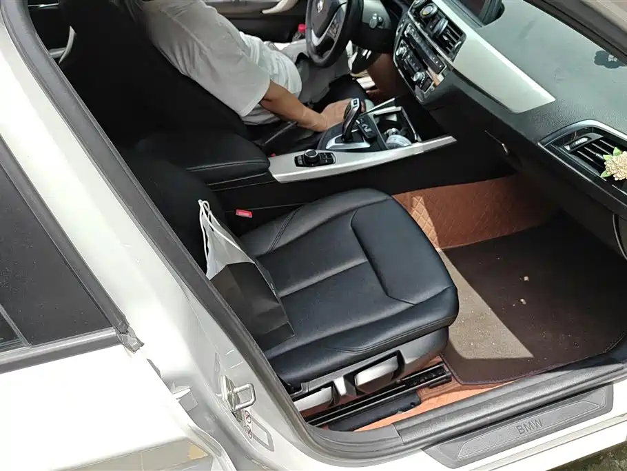 BMW 1 Series (Import) 2018 118i Leading фото 8