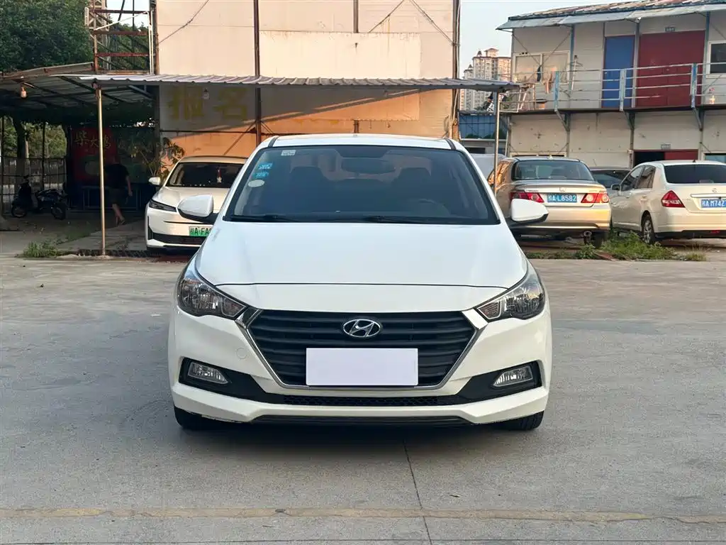 Hyundai Verna 2016 1.4L Automatic Cool Edition GLS фото 2