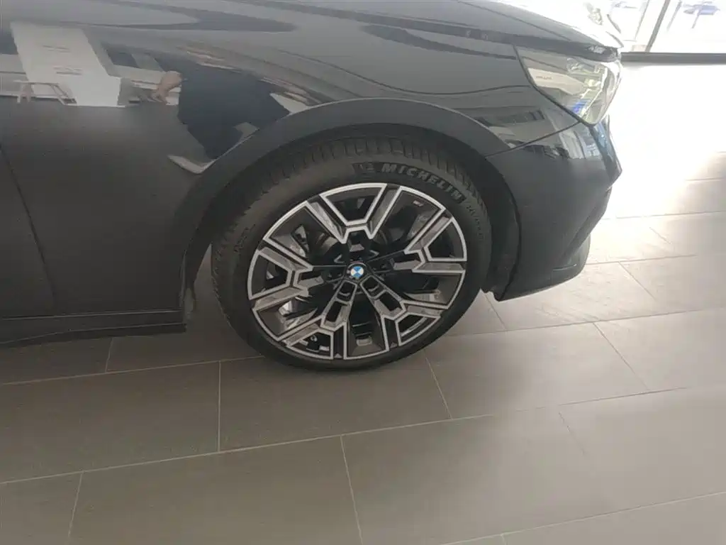BMW 5 Series 2025 530Li Premium M Sport Package фото 14