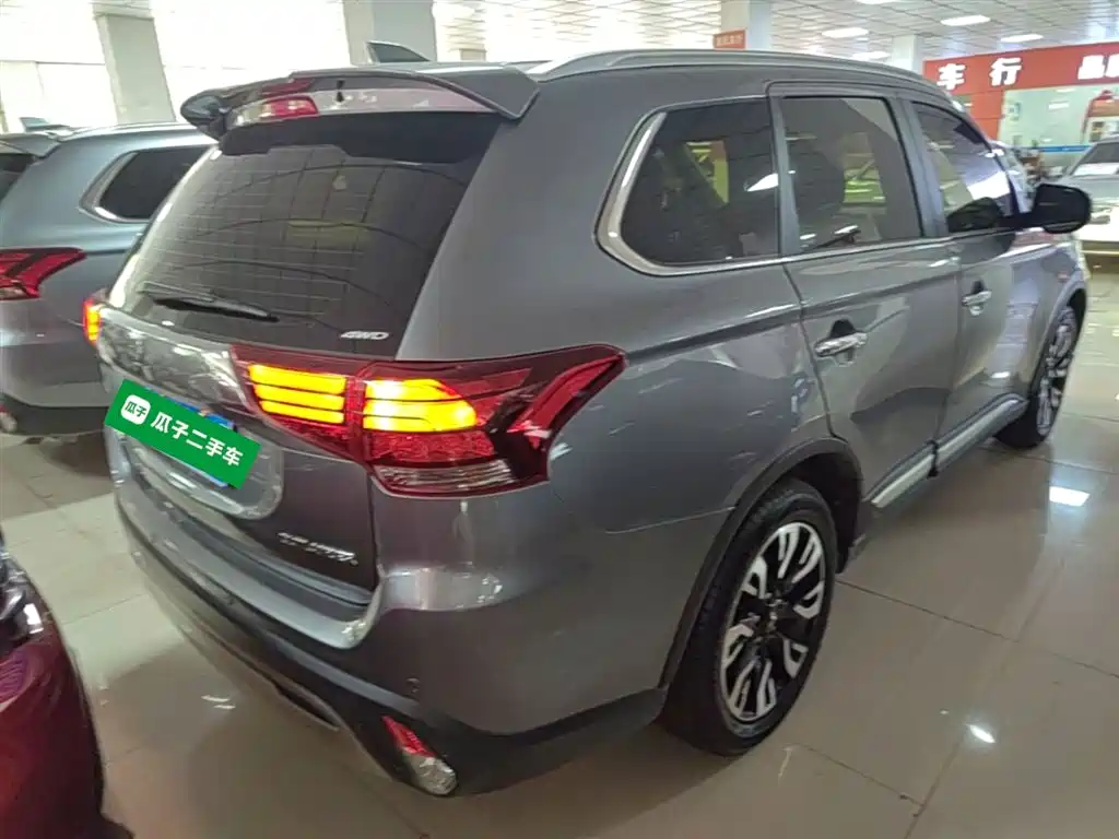 MITSUBISHI OUTLANDER