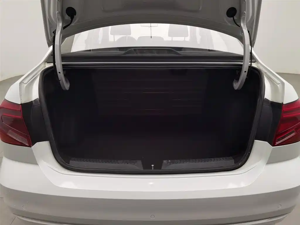 Volkswagen Jetta 2019 Dream Edition 1.5L Manual Fashion фото 16