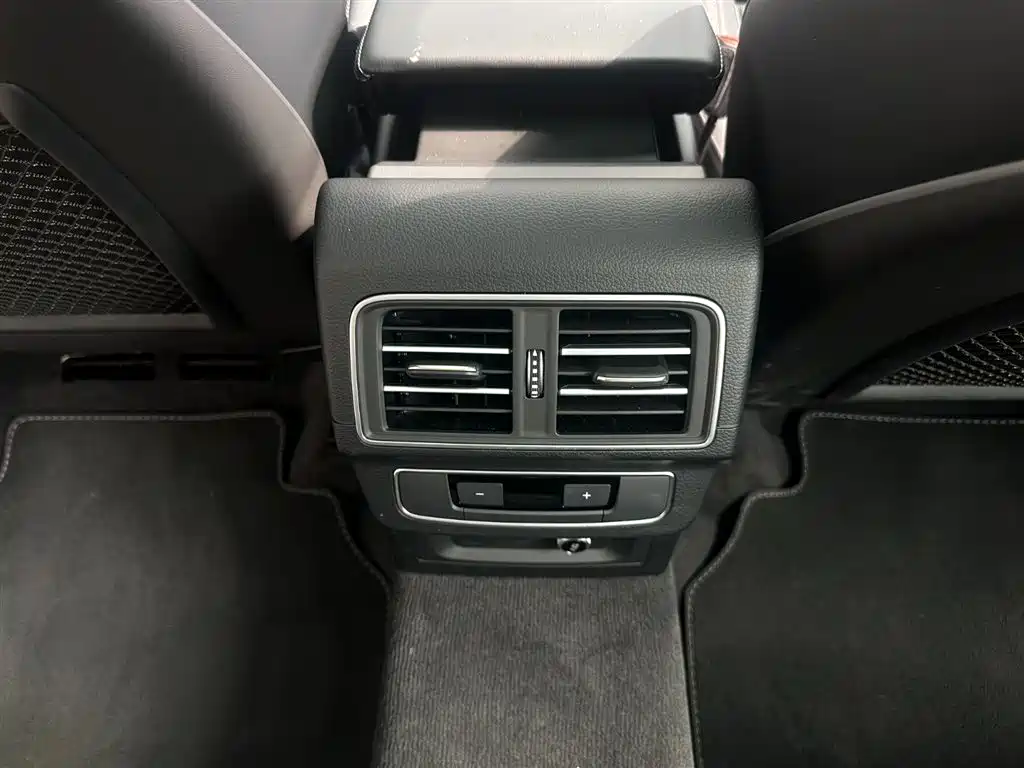 Audi Q5L 2025 45th Anniversary Edition 45 TFSI Luxury Sport фото 10