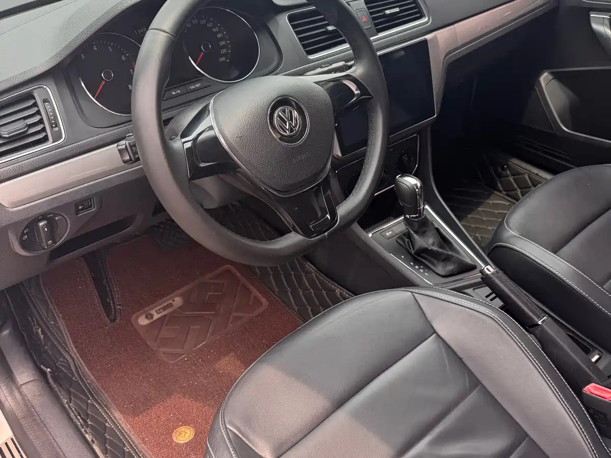 Volkswagen Lavida 2015 1.6L Automatic Comfort Edition фото 10