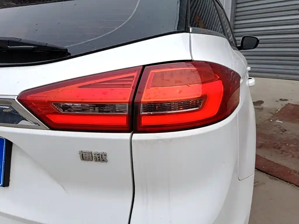 Фото 8 - Geely Atlas