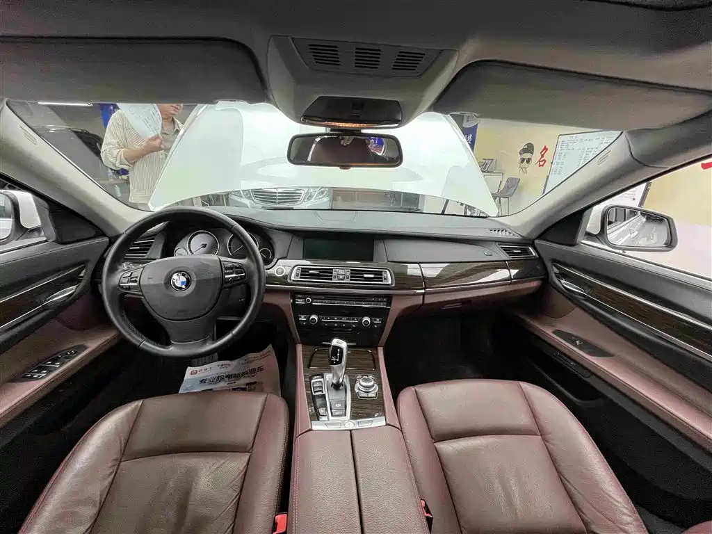BMW 7 Series 2009 730Li Leading фото 7