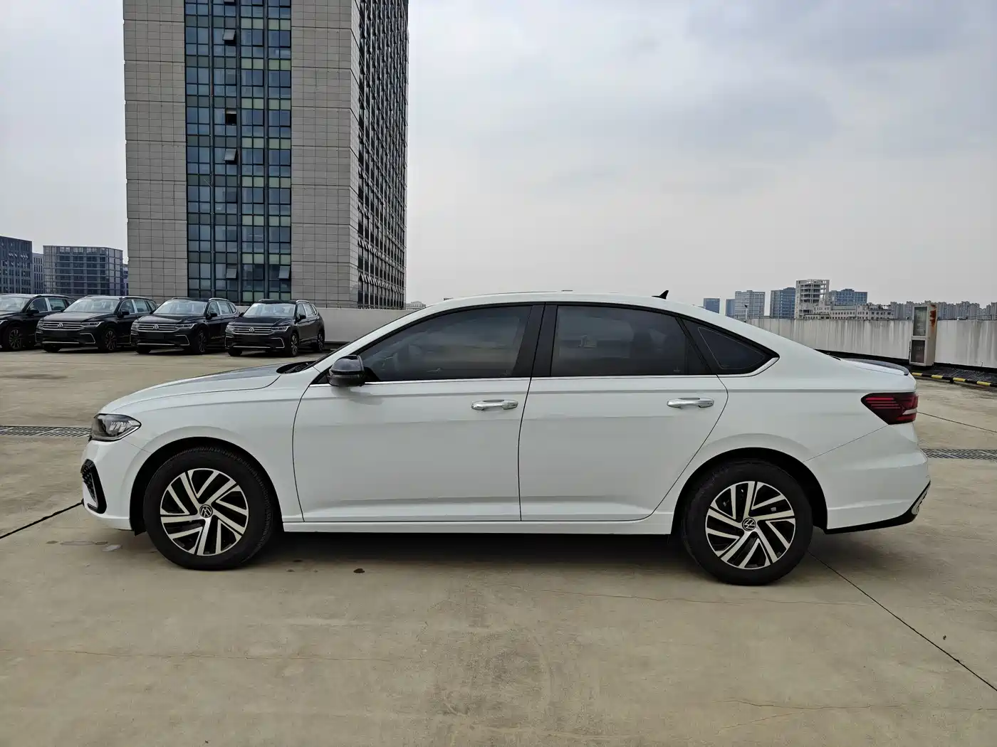 Volkswagen Lavida 2024 Model 300TSI DSG Starlight Leading Edition фото 8