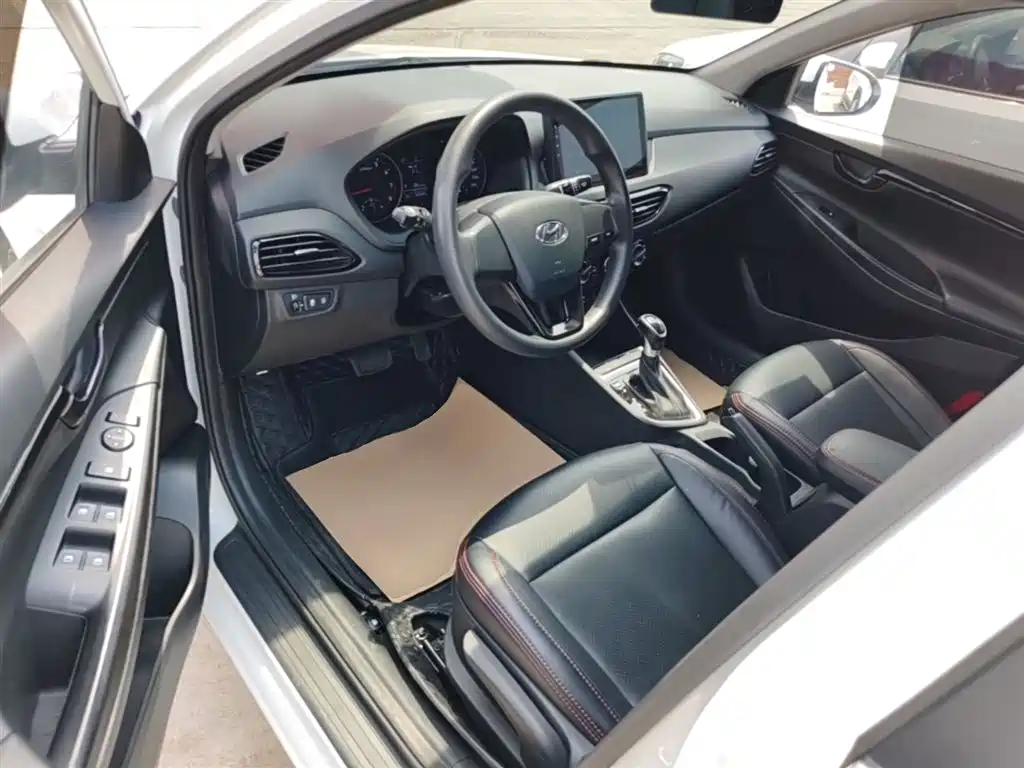 Hyundai Elantra 2018 1.6L Automatic Pleasing Edition GL China VI фото 16