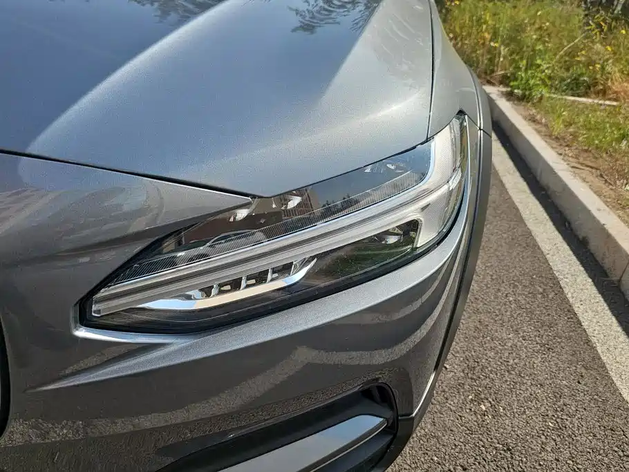 صورة 5 - Volvo V90