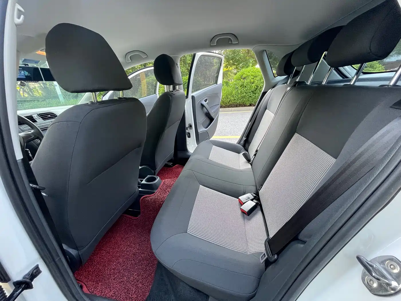 Volkswagen Polo 2016 1.4L Automatic Trend фото 8