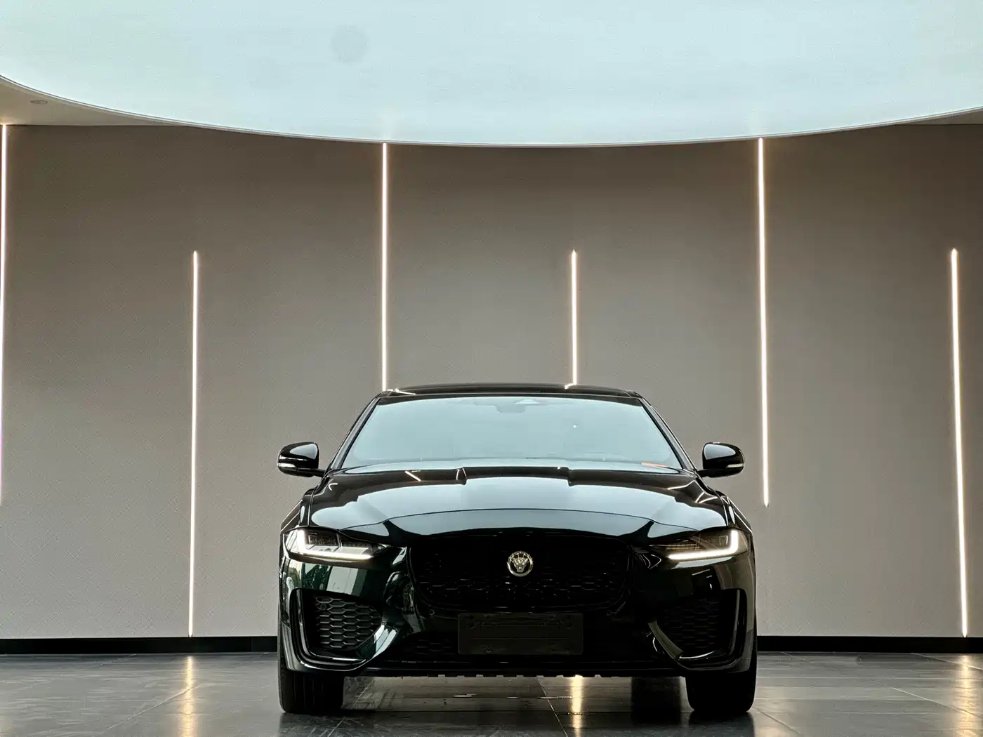 Jaguar XEL 2024 Model 2.0T 250PS R-DYNAMIC S Gloss Black Sport Edition фото 2