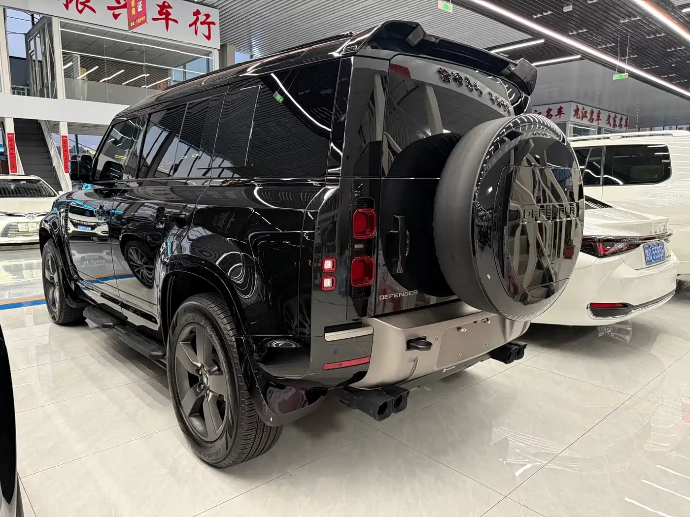 Land Rover Defender 2025 110 3.0T P400 Dark Special Edition фото 8