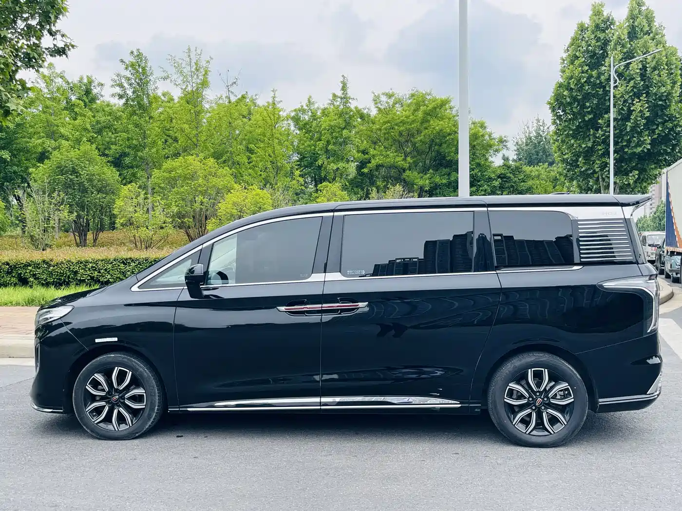 Hongqi HQ9 2023 2.0T Smart Connect Flag Enjoy Edition фото 4