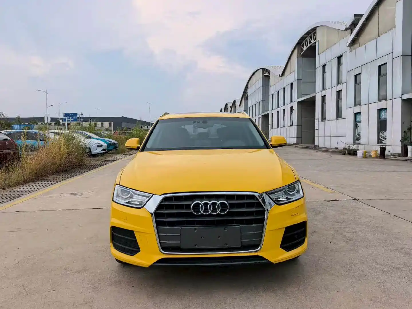 Photo 2 - Audi Q3