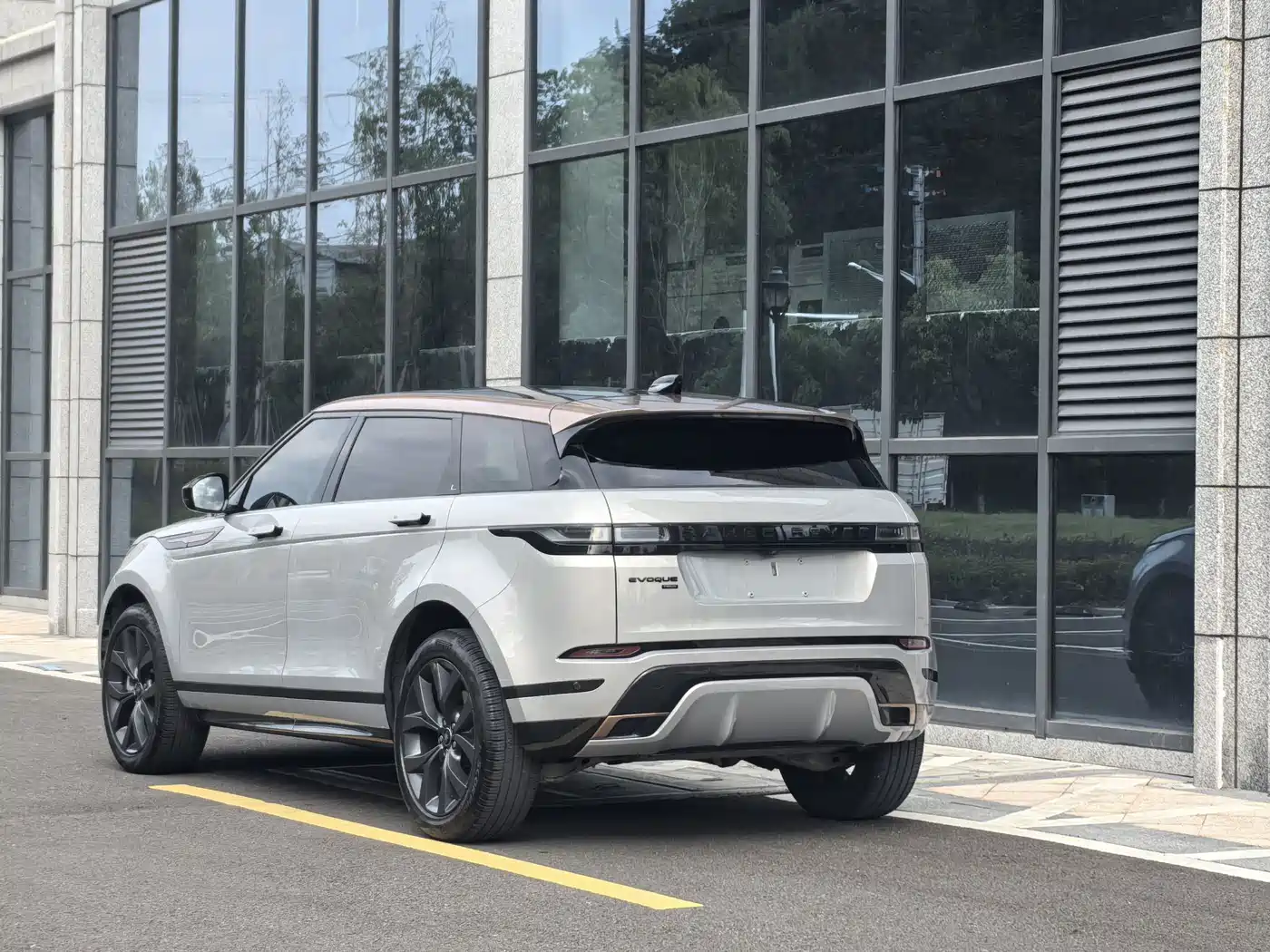 Land Rover Range Rover Evoque 2023 Range Rover Evoque L 249PS Corinthian Bronze Special Edition фото 12