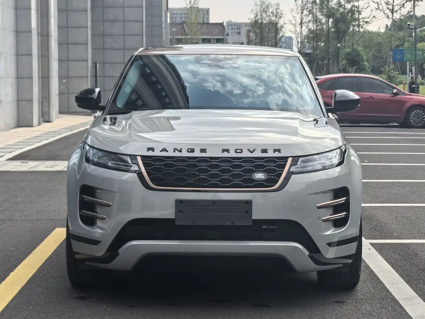 Land Rover Range Rover Evoque 2023 Range Rover Evoque L 249PS Corinthian Bronze Special Edition фото 2