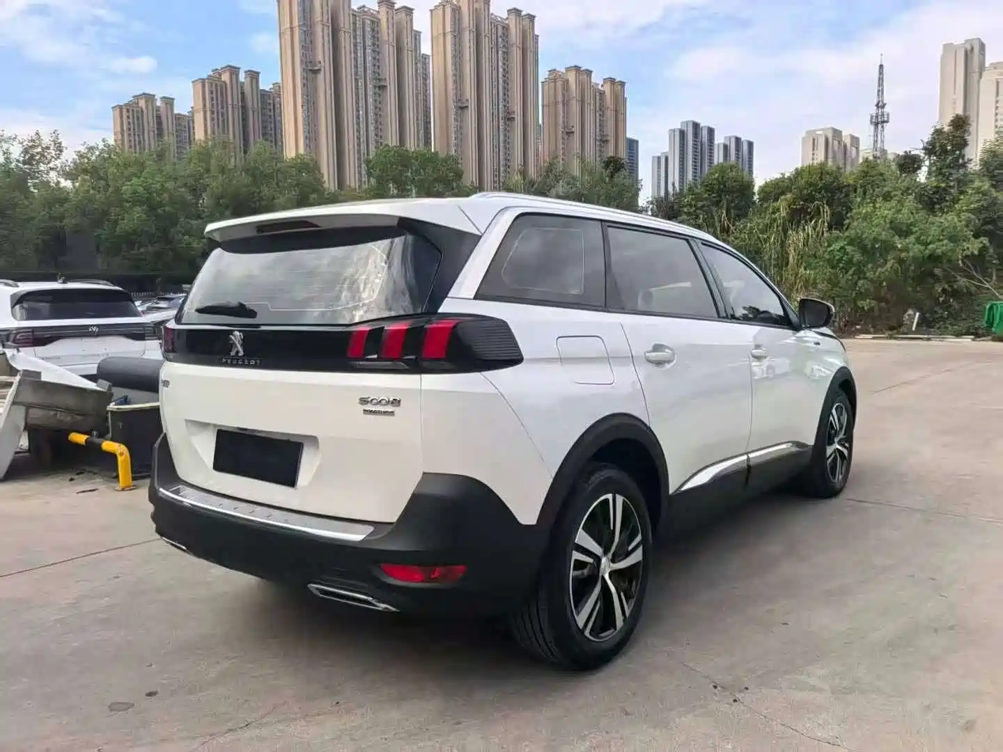 صورة 9 - Peugeot 5008