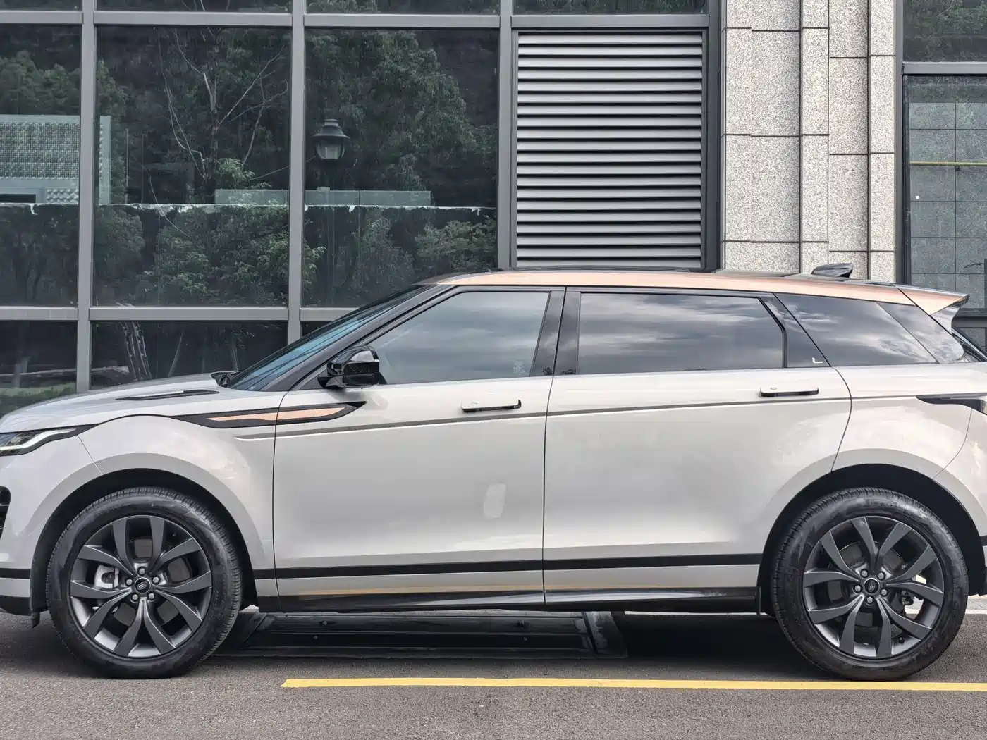 Land Rover Range Rover Evoque 2023 Range Rover Evoque L 249PS Corinthian Bronze Special Edition фото 8