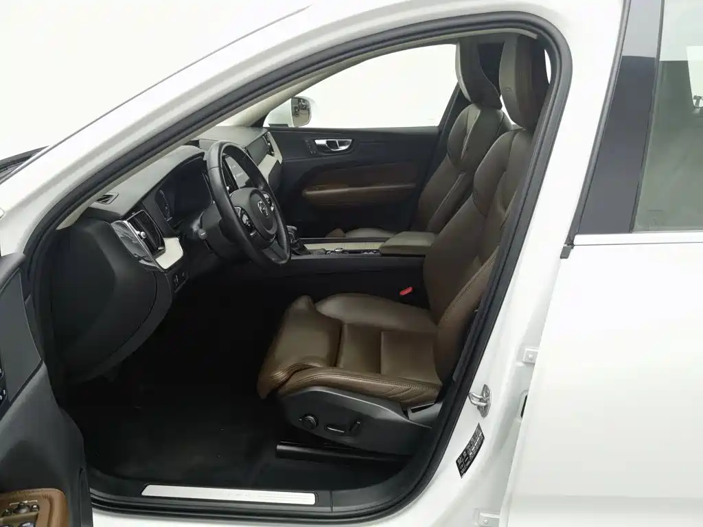 Фото 10 - Volvo XC60