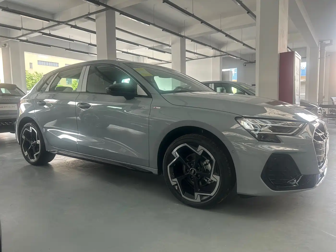 Audi A3 2025 Facelift Sportback 35TFSI Flying Spur Premium фото 3
