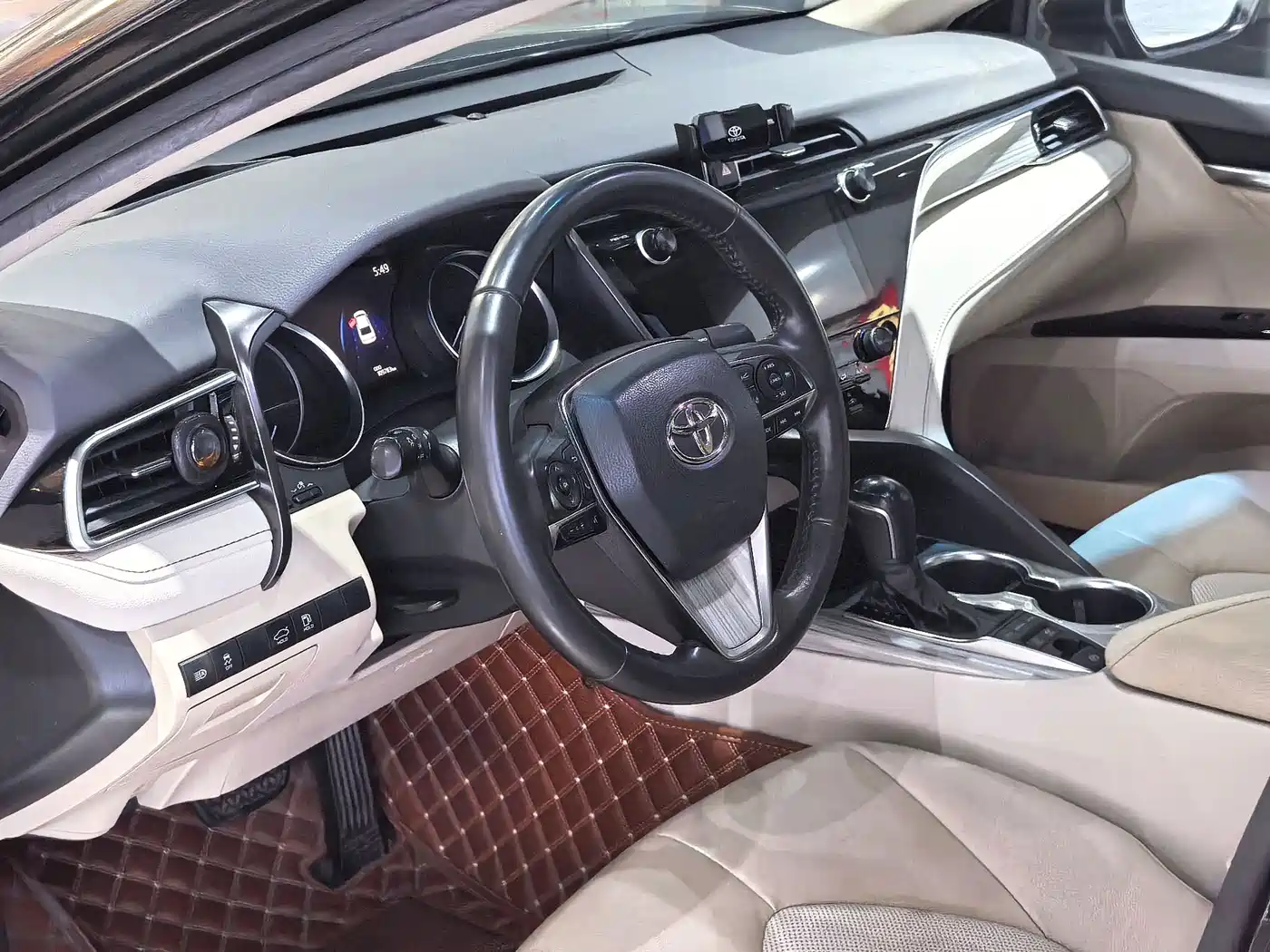 Фото 11 - Toyota Camry