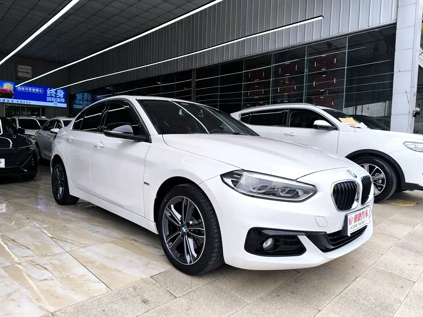 BMW 1 Series 2018 118i Sport Edition фото 3