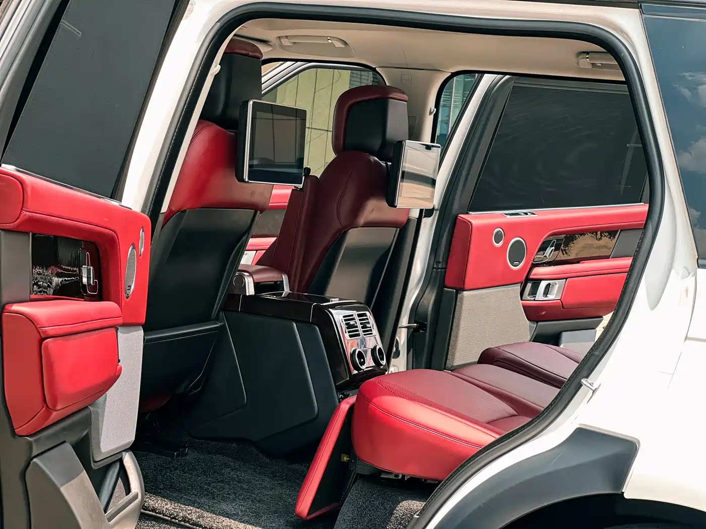 Land Rover Range Rover 2021 3.0 L6 Heritage Extended Classic Edition фото 6