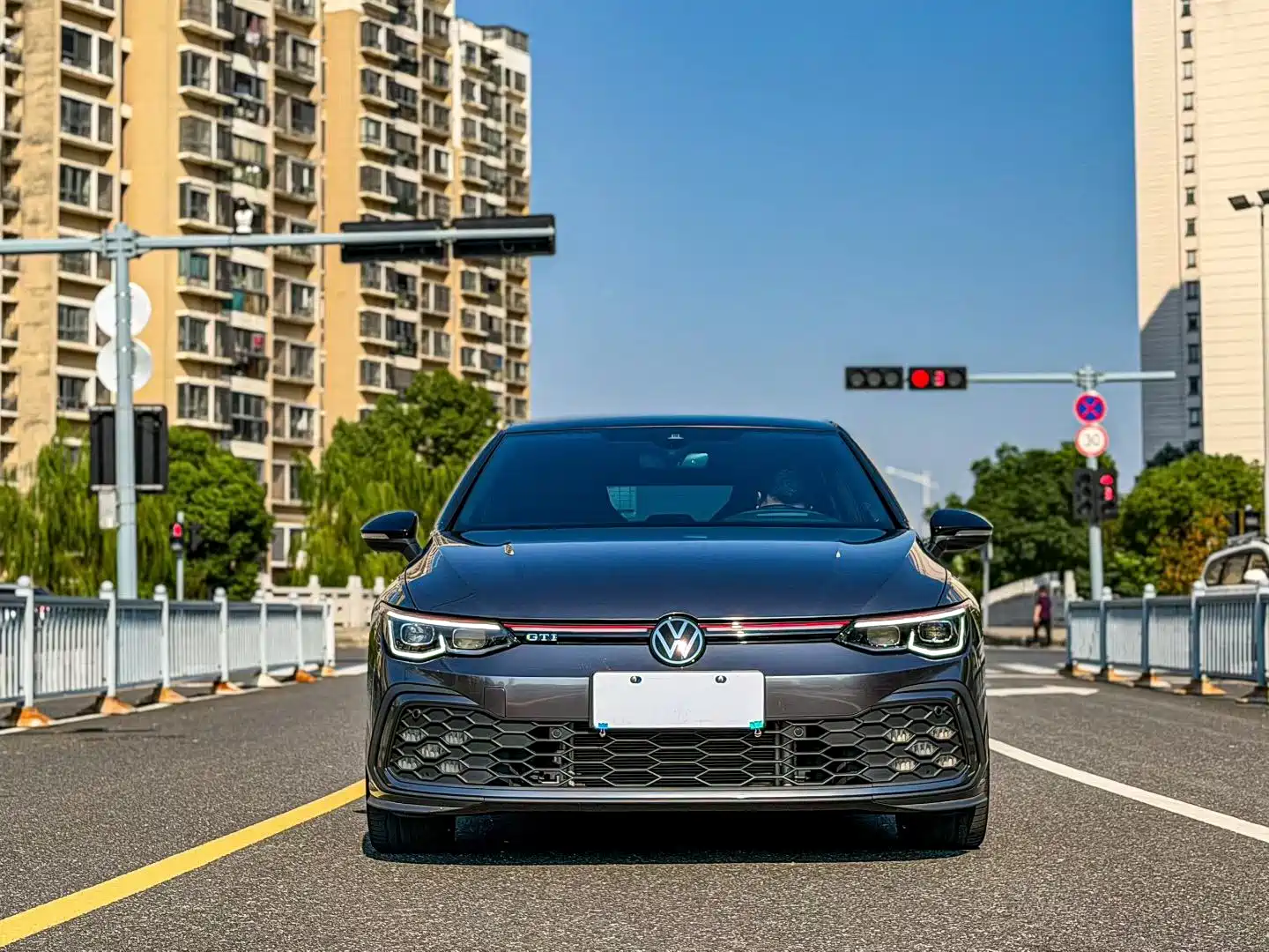 Фото 2 - Volkswagen Golf GTI