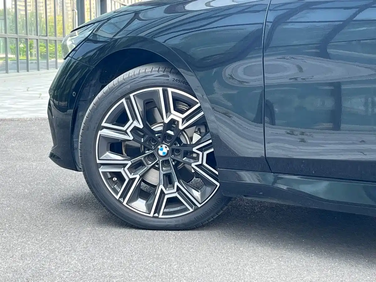 BMW 5 Series 2025 530Li Premium M Sport Package фото 9