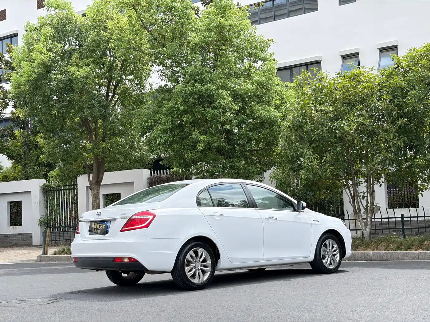 Фото 7 - Geely Emgrand