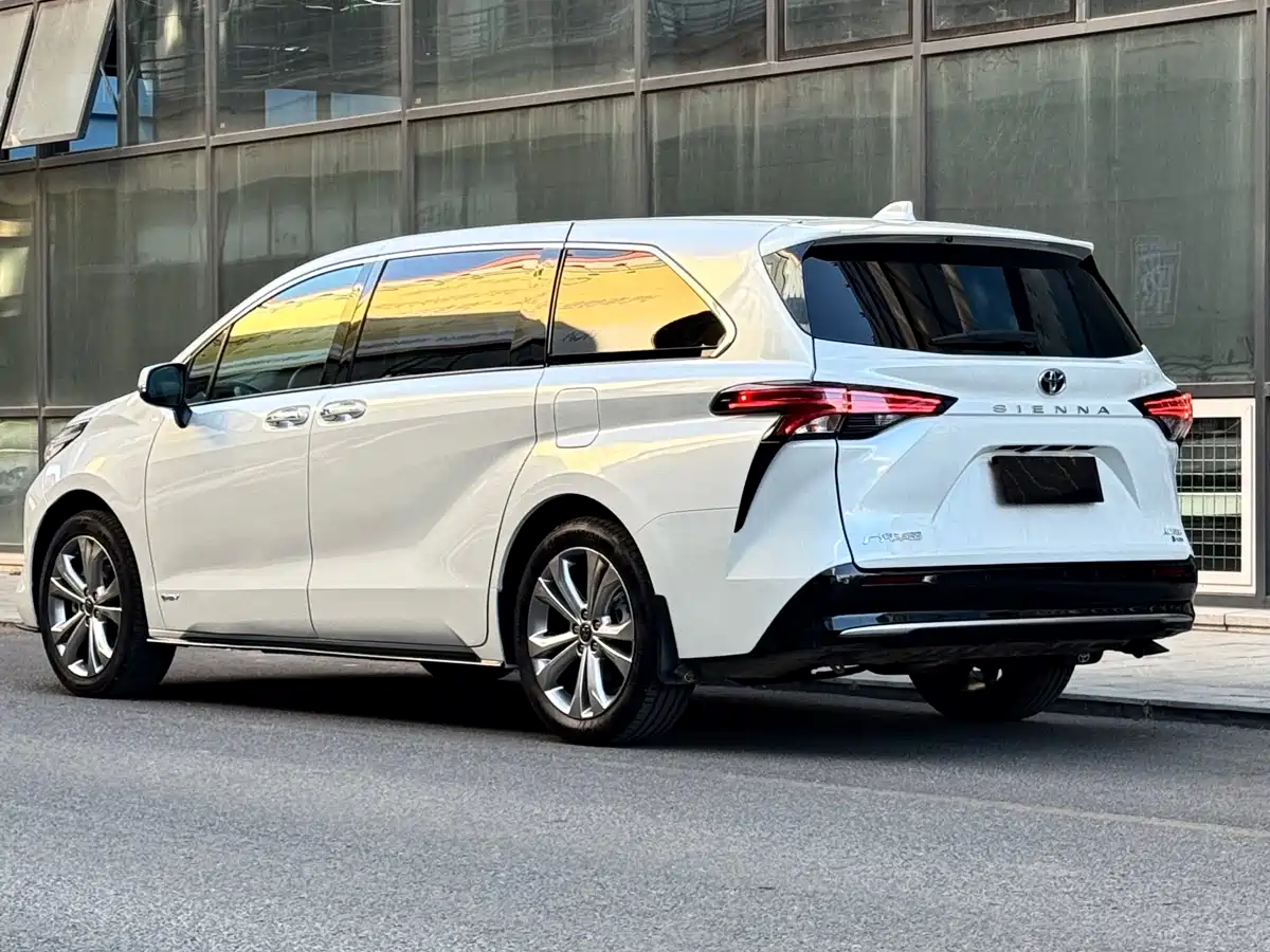 Toyota Sienna 2024 2.5L Hybrid Premium Edition фото 3