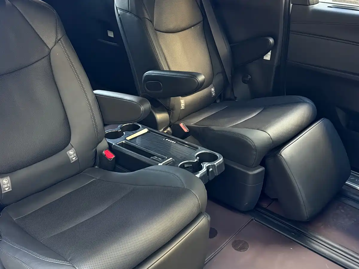 Toyota Sienna 2024 2.5L Hybrid Premium Edition фото 7