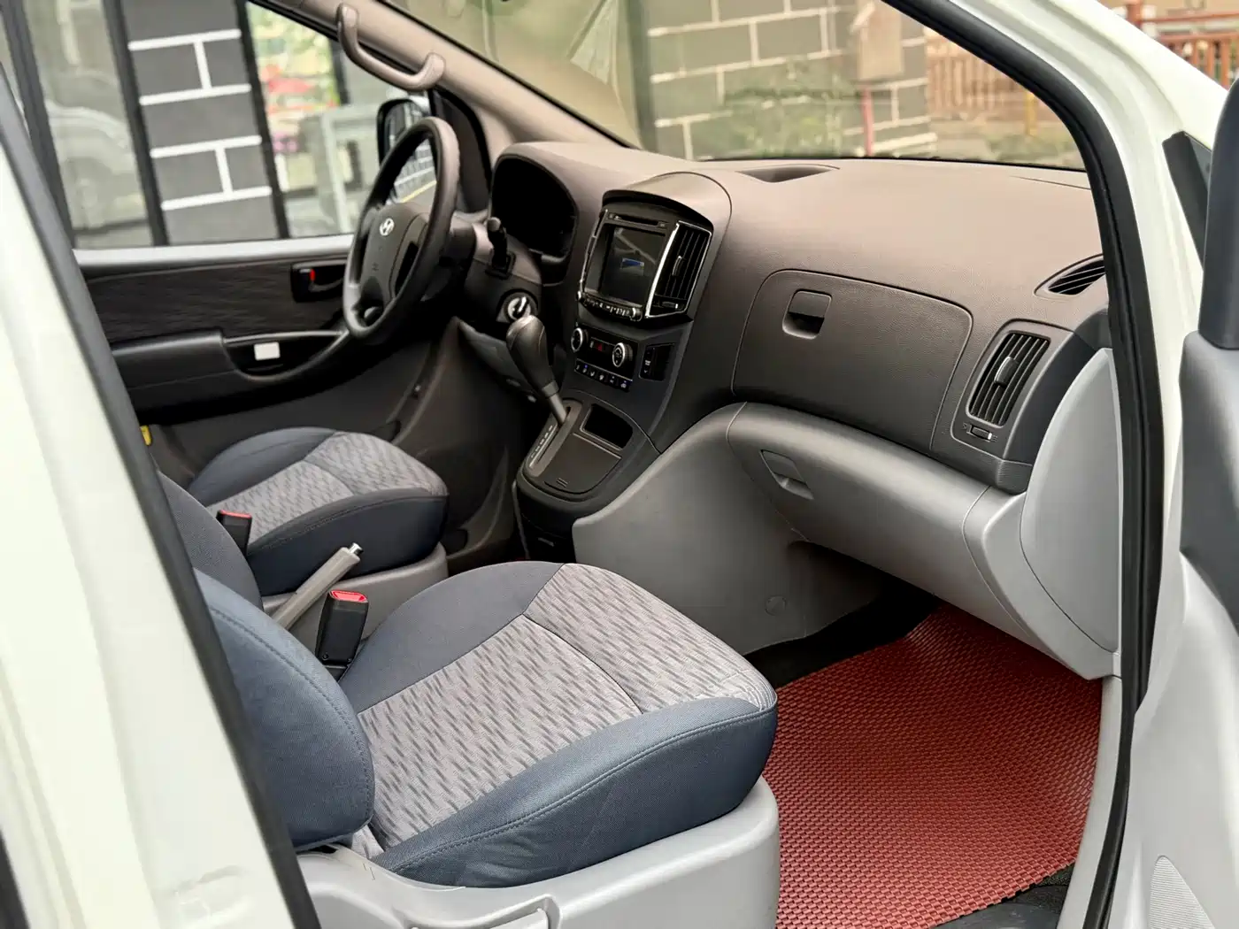 Hyundai H-1 Grand Starex 2011 2.4L Comfort Edition фото 16
