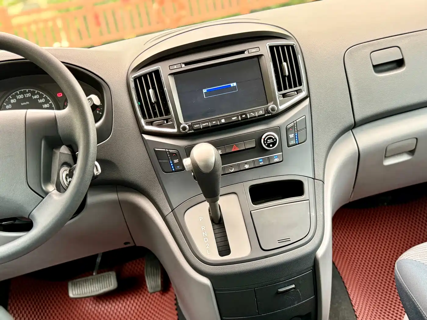 Hyundai H-1 Grand Starex 2011 2.4L Comfort Edition фото 19