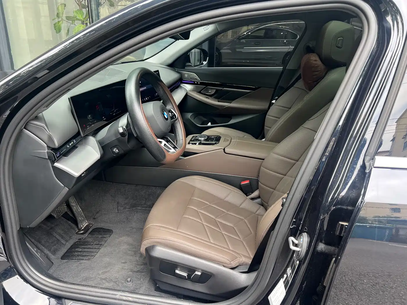 BMW 5 Series 2025 525Li M Sport Package фото 8