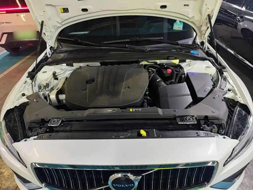 Volvo S60 2026 2025 B4 Smart Luxury Edition