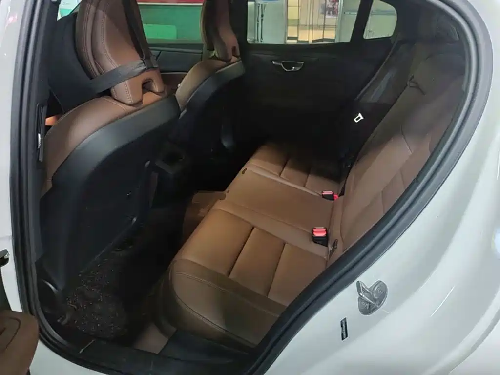 Volvo S60 2026 2025 B4 Smart Luxury Edition