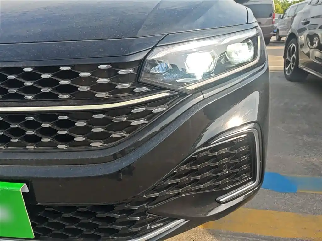 Volkswagen Passat 2023 330TSI Starlight Luxury Edition фото 24