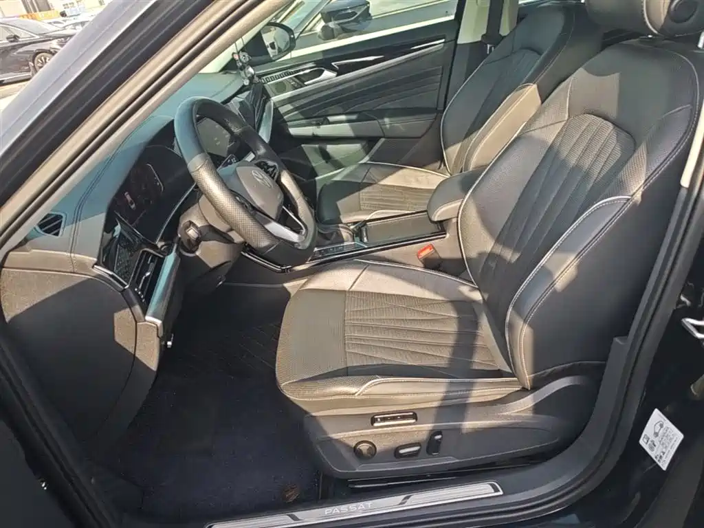 Volkswagen Passat 2023 330TSI Starlight Luxury Edition фото 15