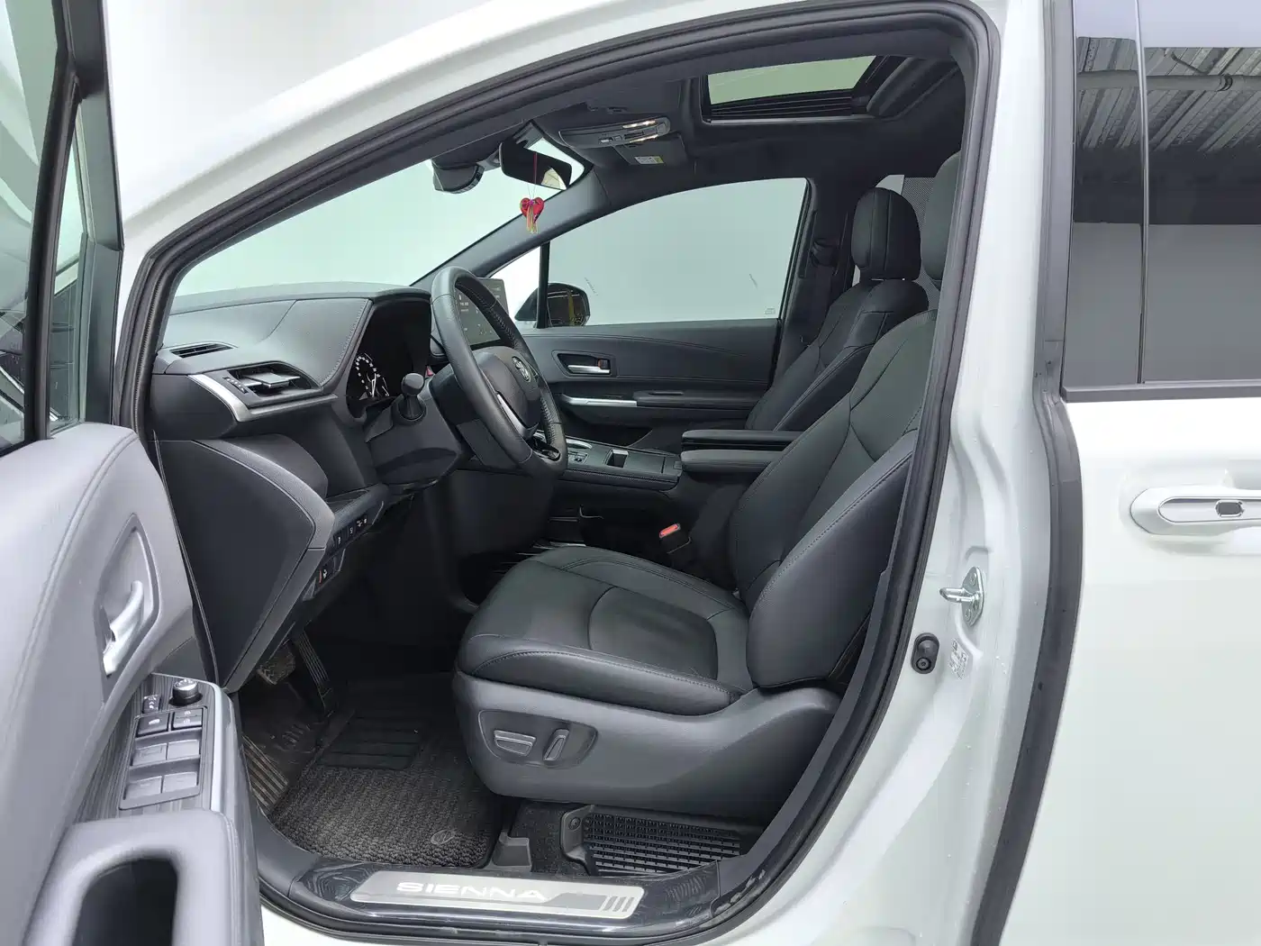 Toyota Sienna 2023 2.5L Hybrid Premium Edition фото 7