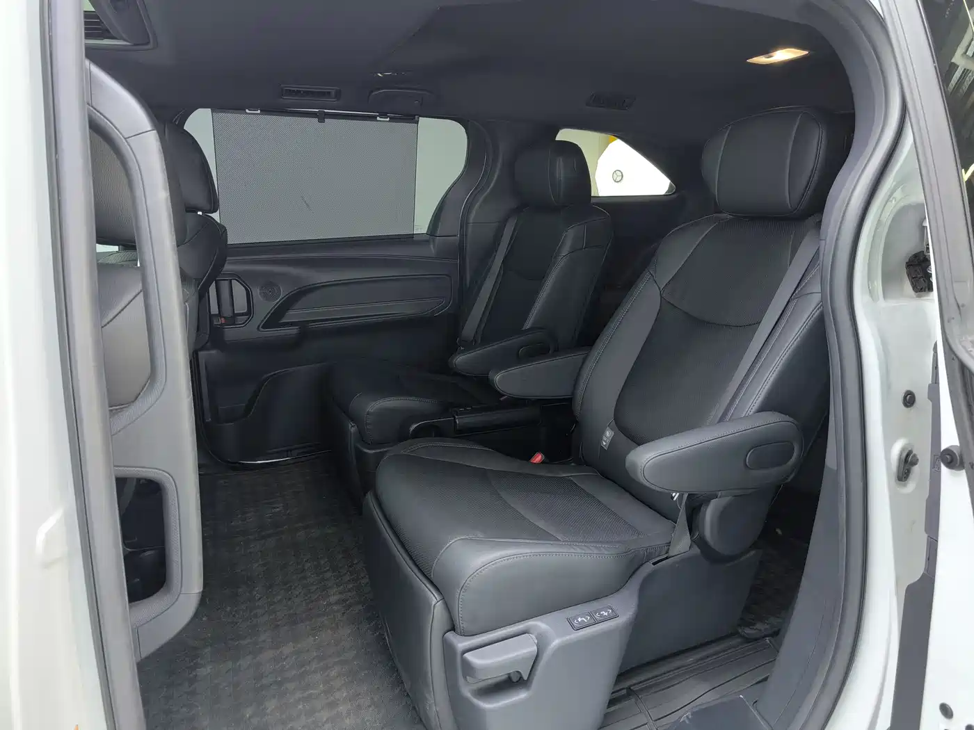Toyota Sienna 2023 2.5L Hybrid Premium Edition фото 8