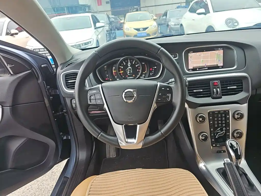 Фото 11 - Volvo V40
