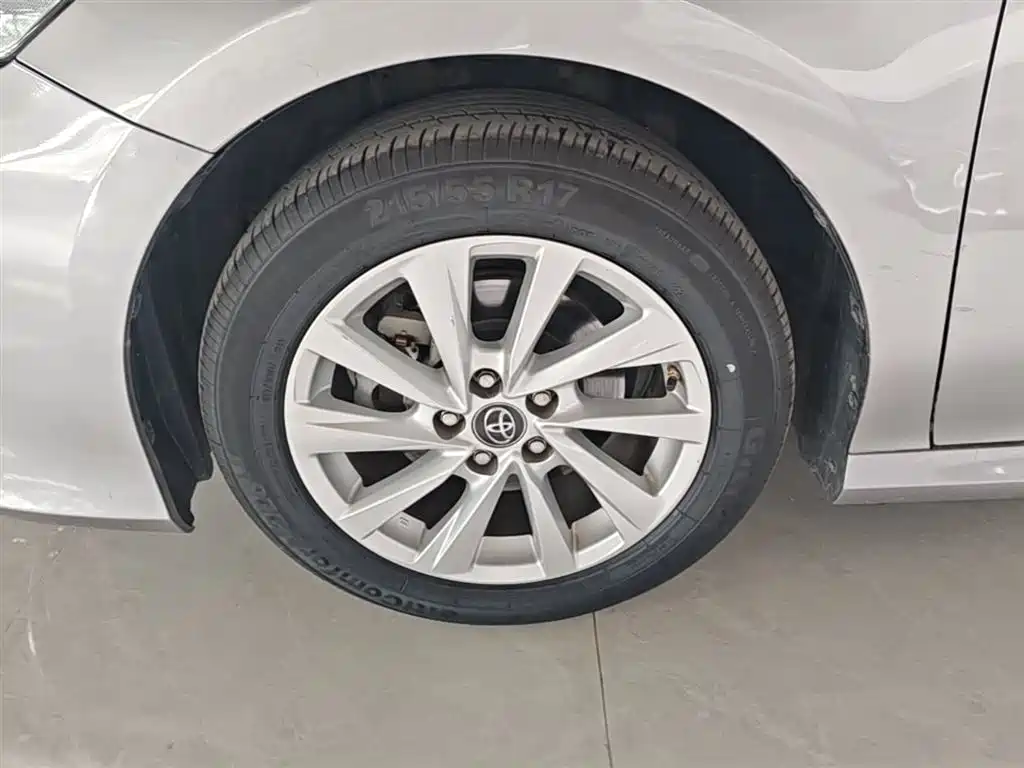 Фото 23 - Toyota Camry