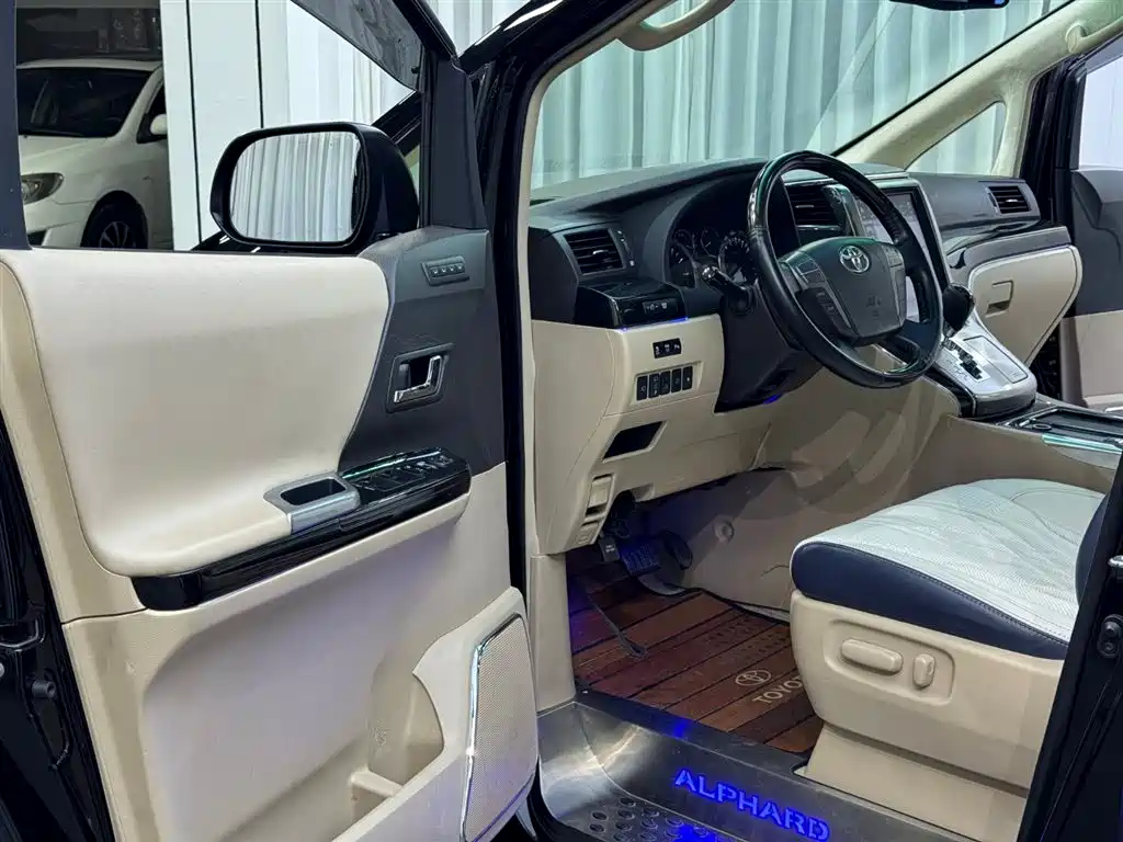 Toyota Alphard фото 4
