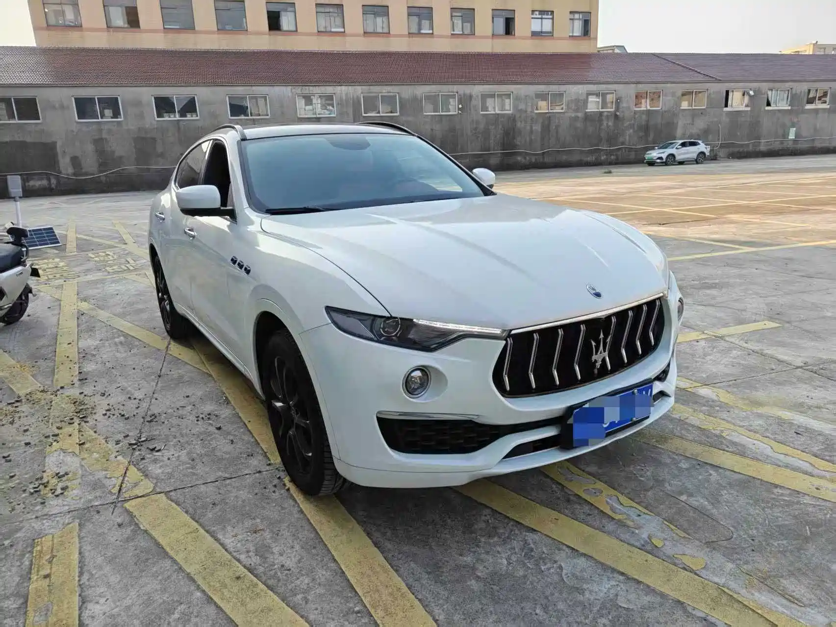 Photo 2 - Maserati Levante