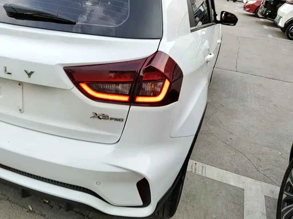 Фото 8 - Geely Vision X3