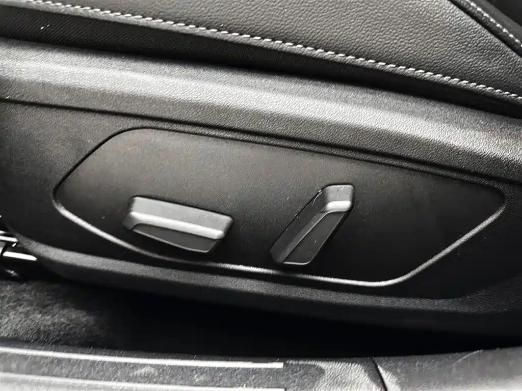 Hyundai Elantra 2021 1.5L CVT LUX Premium Edition фото 18